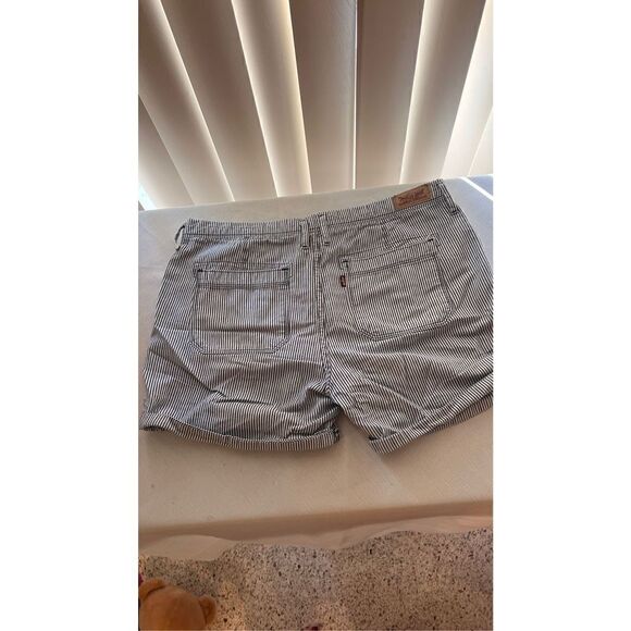 Levi's Women's Railroad Striped Rolled Cuffed Hem Chino Shorts Navy White Sz 31 - Picture 5 of 10